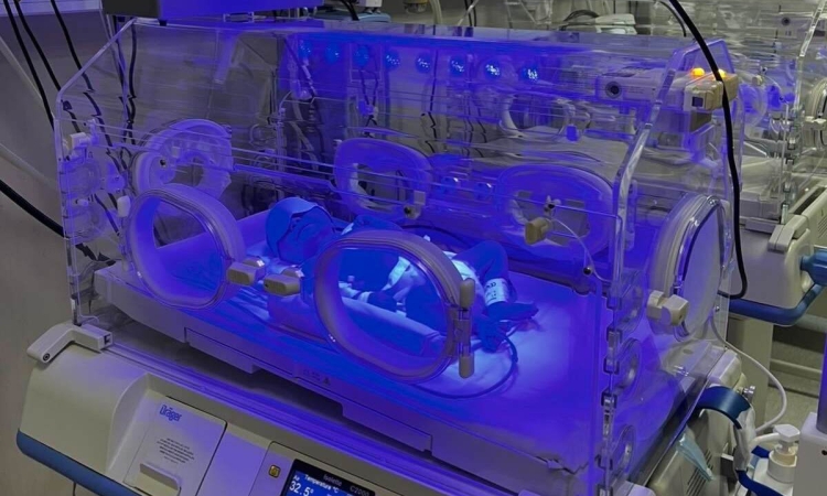 Кампанията „Малки стъпки на големи герои“ осигурява жизненоважни консумативи за недоносените бебета